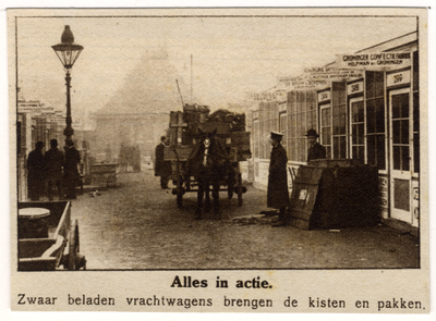 300591 Afbeelding van een volbeladen paard en wagen voor het vervoer van kisten naar de monsterkamers op het Vredenburg ...